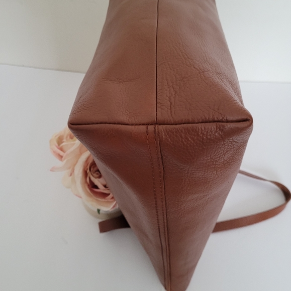 Madewell Transport Tote in English Saddle - Picture 7 of 9